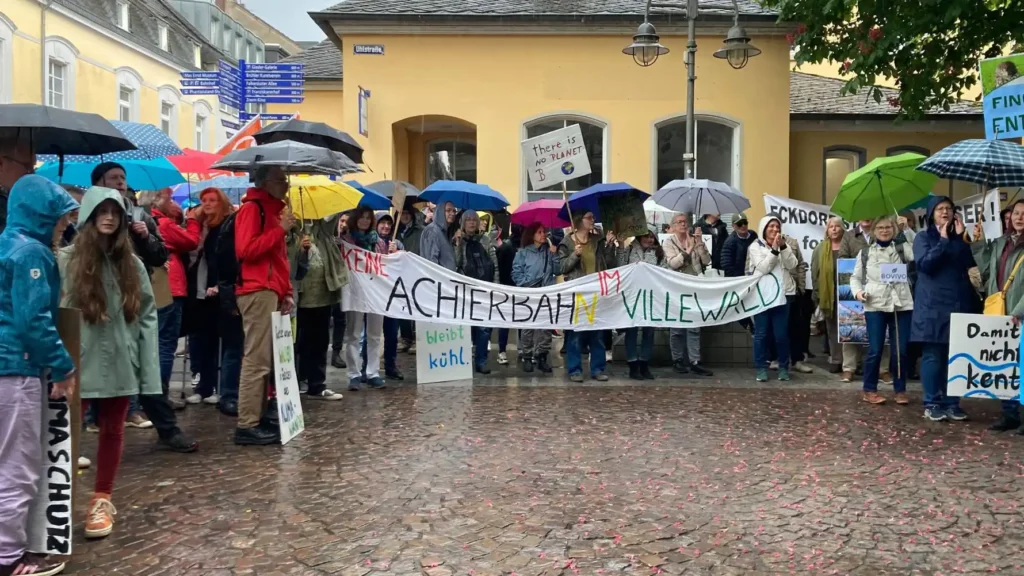 Naturschutzgebiet Ententeich: 300 Klimaschützer protestieren gegen Pläne der Stadt brühl